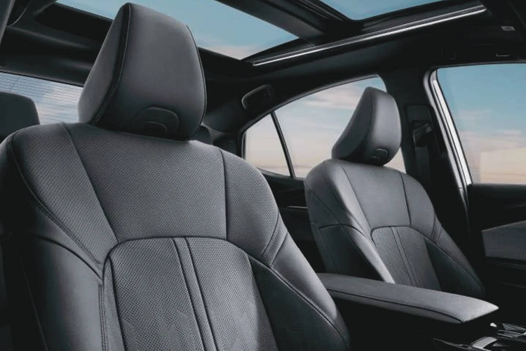 Camry 2025 thế hệ mới có kích thước dài x rộng x cao lần lượt là 4.920 x 1.840 x 1.455 (mm), chiều dài cơ sở đạt 2.825 mm. So với thế hệ trước, mẫu xe mới dài hơn 35 mm nhưng các thông số còn lại vẫn giữ nguyên. Dung tích khoang hành lý được mở rộng thành 500 lít, tăng thêm 7 lít so với thế hệ cũ.