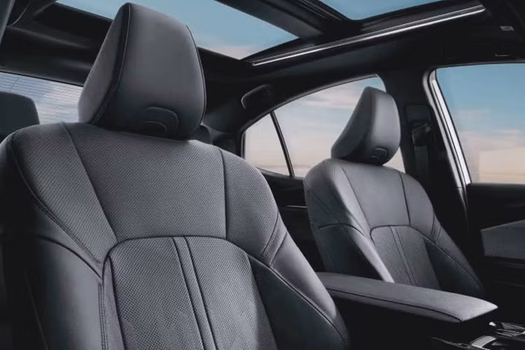 Camry 2025 thế hệ mới có kích thước dài x rộng x cao lần lượt là 4.920 x 1.840 x 1.455 (mm), chiều dài cơ sở đạt 2.825 mm. So với thế hệ trước, mẫu xe mới dài hơn 35 mm nhưng các thông số còn lại vẫn giữ nguyên. Dung tích khoang hành lý được mở rộng thành 500 lít, tăng thêm 7 lít so với thế hệ cũ.