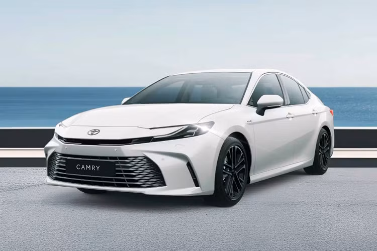 Phiên bản Toyota Camry Elegance 2025 tại Singapore là loại dẫn động cầu trước, với phần động cơ xăng sản sinh công suất 185 mã lực tại 6.000 vòng/phút và mô-men xoắn 221 Nm từ 3.200 – 5.200 vòng/phút, trong khi đó mô-tơ điện 1VM đơn lẻ có công suất 134 mã lực và mô-men xoắn 208 Nm. Cùng với đó là hộp số eCVT và pin lithium-ion, tốc độ tối đa được ghi nhận là 180 km/h.