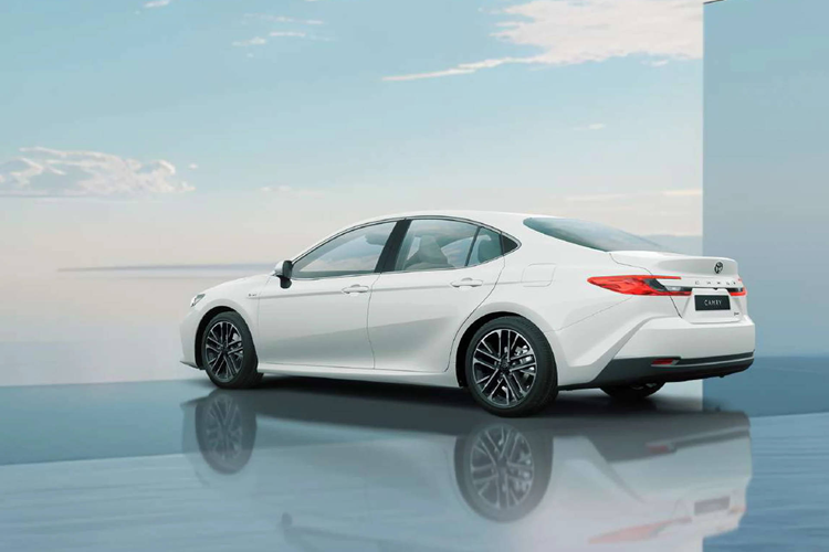 Toyota Camry 2025 thế hệ mới tại Singapore có 9 màu sơn ngoại thất, bao gồm Platinum White Pearl Mica, Silver Metallic, Precious Metal, Attitude Black Mica, Emotional Red 3, Precious Bronze và Dark Blue Mica. Nội thất có 3 tùy chọn màu sắc là Fromage, đen Black và nâu vàng Yellow Brown.