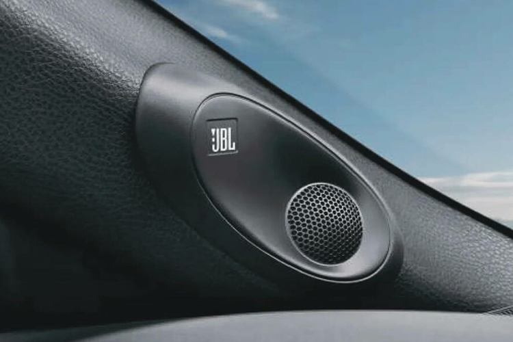 Những trang bị tiện nghi đáng chú ý khác có ghế bọc da, ghế trước chỉnh điện, điều hòa tự động 3 vùng độc lập, dàn âm thanh JBL 9 loa, cửa sổ trời toàn cảnh, lẫy chuyển số, gạt mưa tự động, hệ thống khởi động và mở cửa không cần chìa khóa… Hành khách phía sau có thể sử dụng bảng điều khiển cảm ứng tích hợp vào bệ tay, ghế có thể điều chỉnh độ ngả, rèm che nắng, cài đặt điều hòa và âm thanh.