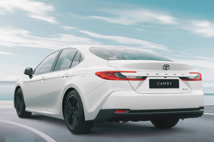 Tại Việt Nam hiện tại, mẫu Camry thế hệ thứ 8 có tên mã XV70 vẫn đang được phân phối với nhiều phiên bản trải dài từ khoảng 1,1 tỷ đến 1,5 tỷ đồng. Dự kiến Camry 2025 thế hệ mới cũng sẽ sớm được đưa về Việt Nam trong thời gian tới và nhiều khả năng giá cũng sẽ chỉ nhỉnh hơn thế hệ hiện hành đôi chút, chứ không thể đến mức gần 5 tỷ như tại Singapore.