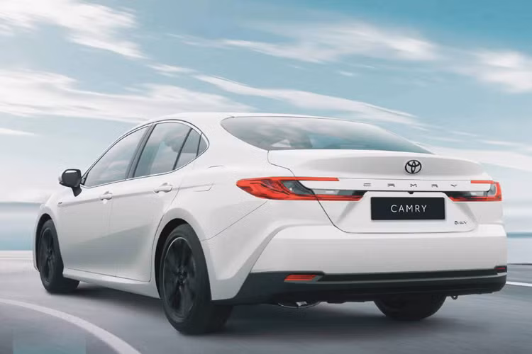 Tại Việt Nam hiện tại, mẫu Camry thế hệ thứ 8 có tên mã XV70 vẫn đang được phân phối với nhiều phiên bản trải dài từ khoảng 1,1 tỷ đến 1,5 tỷ đồng. Dự kiến Camry 2025 thế hệ mới cũng sẽ sớm được đưa về Việt Nam trong thời gian tới và nhiều khả năng giá cũng sẽ chỉ nhỉnh hơn thế hệ hiện hành đôi chút, chứ không thể đến mức gần 5 tỷ như tại Singapore.