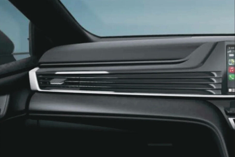 Bên trong cabin là những tiện ích nổi bật như màn hình cảm ứng trung tâm 12,3 inch, hỗ trợ Apple CarPlay không dây và Android Auto có dây, màn hình hiển thị trên kính lái (HUD), cụm đồng hồ kỹ thuật số 12,3 inch.