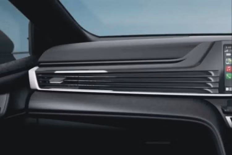 Bên trong cabin là những tiện ích nổi bật như màn hình cảm ứng trung tâm 12,3 inch, hỗ trợ Apple CarPlay không dây và Android Auto có dây, màn hình hiển thị trên kính lái (HUD), cụm đồng hồ kỹ thuật số 12,3 inch.