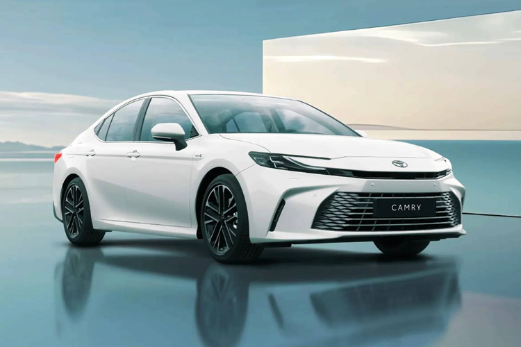 Tháng 11/2023, Toyota Camry 2025 thế hệ thứ 9 hoàn toàn mới đã chính thức được công bố ở phạm vi toàn cầu. Giờ đây, thế hệ Camry với tên mã XV80 này đang lần lượt được đưa đến các thị trường trên toàn thế giới và mới đây nhất là xe đã được giới thiệu tại Singapore, quốc gia đầu tiên ở khu vực ASEAN.
