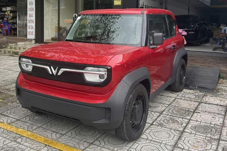 Tham gia vào nhóm xe mini car vốn chưa có nhiều lựa chọn tại thị trường Việt Nam, sức hút của VinFast VF3 đến từ vẻ ngoài bắt mắt với những đường nét thiết kế vuông vức, khỏe khoắn, đậm chất off-road. Xe được trang bị động cơ điện, đặt ở bánh sau, sinh công suất 43 mã lực và 110 Nm mô-men xoắn.