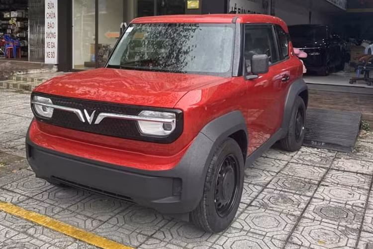 Tham gia vào nhóm xe mini car vốn chưa có nhiều lựa chọn tại thị trường Việt Nam, sức hút của VinFast VF3 đến từ vẻ ngoài bắt mắt với những đường nét thiết kế vuông vức, khỏe khoắn, đậm chất off-road. Xe được trang bị động cơ điện, đặt ở bánh sau, sinh công suất 43 mã lực và 110 Nm mô-men xoắn.