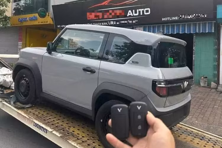 Như vậy, nếu chấp nhận mua những chiếc VF3 theo diện "trao tay" tại đại lý, người dùng cần chi số tiền đắt hơn gần 30 triệu đồng so với niêm yết chính hãng. Giá xe VinFast VF3 hiện được đề xuất ở mức 240 triệu đồng cho lựa chọn thuê pin và 322 triệu đồng đối với hình thức mua pin.