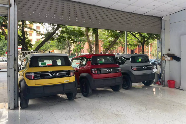 Những người trong giới cho rằng, với khách hàng có nhu cầu trải nghiệm và sử dụng xe ngay thì khoản chênh tại đại lý như trên là hoàn toàn có thể chấp nhận. Bởi, có thời điểm VF3 còn bị bán chênh lên tới 70-80 triệu đồng. Thêm vào đó, nếu nhận xe sau ngày 1/3/2025, người mua sẽ phải chịu thêm khoản lệ phí trước bạ bằng 50% mức thu đối với xe chạy động cơ đốt trong, tức khoảng 5-6 % giá trị xe.