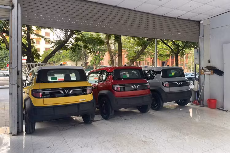 Những người trong giới cho rằng, với khách hàng có nhu cầu trải nghiệm và sử dụng xe ngay thì khoản chênh tại đại lý như trên là hoàn toàn có thể chấp nhận. Bởi, có thời điểm VF3 còn bị bán chênh lên tới 70-80 triệu đồng. Thêm vào đó, nếu nhận xe sau ngày 1/3/2025, người mua sẽ phải chịu thêm khoản lệ phí trước bạ bằng 50% mức thu đối với xe chạy động cơ đốt trong, tức khoảng 5-6 % giá trị xe.