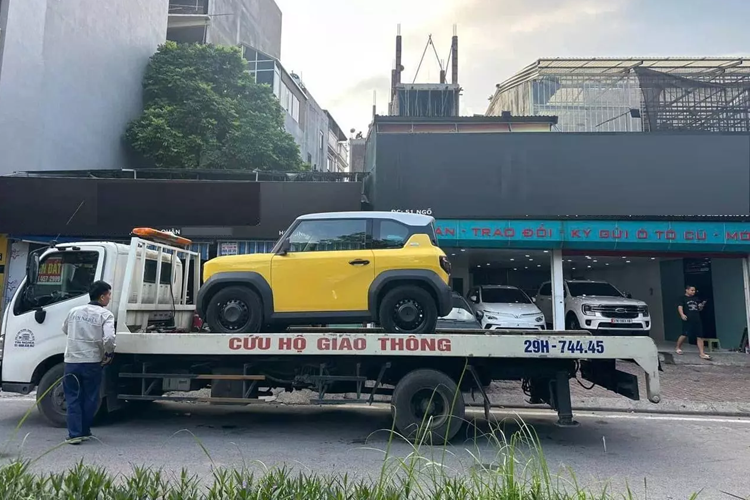 Nắm bắt được nhu cầu cao từ thị trường trong khi nguồn cung chưa đáp ứng đủ, một số salon xe cũ đã gom mua xe VinFast VF3 về và bán lại với mức chênh 10 - 20 triệu đồng so với niêm yết chính hãng. Những chiếc VF3 này đều là xe mới 100%, chưa lăn bánh nhưng đã hoàn tất giấy tờ và ra biển. Do đó, khách hàng vẫn phải chịu 2% phí sang tên như mua xe cũ, tương đương khoảng 6 triệu đồng.