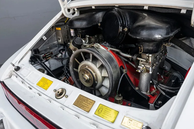 Được rao bán thông qua Broad Arrow Auctions, chiếc Porsche 911 SC/RS Gruppe B đời 1984 này đôi khi được gọi là “Evolutionsserie.” Nhà sản xuất ô tô đã chế tạo chiếc xe này và hai mươi chiếc khác giống hệt nó để đua. Trên thực tế, nó đã đua và ngày nay vẫn đủ điều kiện để sử dụng trên đường.