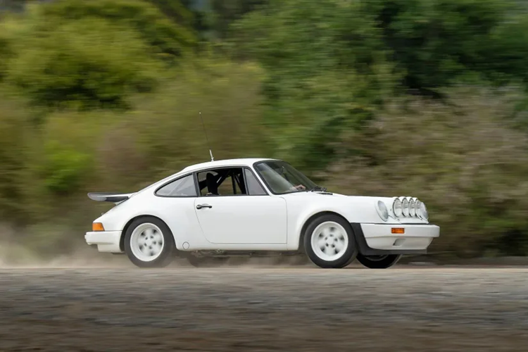 Theo tìm hiểu, chiếc xe Porsche 911 SC/RS cổ điển này cuối cùng từng được chế tạo là một chiếc xe đua rally thực thụ và cũng hợp pháp để lưu thông trên đường phố, và nó xuất hiện trong bài viết này