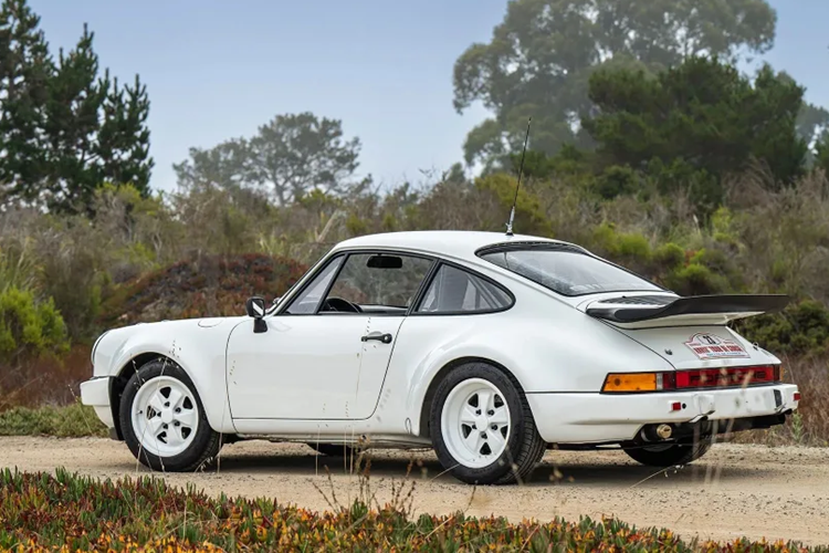 Broad Arrow chỉ ra rằng do nguồn gốc đua xe và đủ điều kiện hợp pháp trên đường phố của chiếc xe này, nó được xếp vào hàng ngũ tuyệt vời. 904 Carerra GTS và 911 R đều có cùng bản chất kép đó.