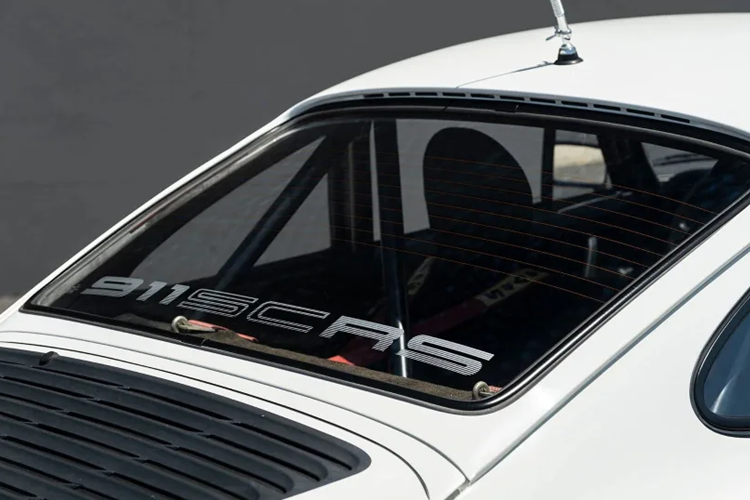 Hãy nghĩ về chiếc xe này như một chiếc 911 SC nhưng dành cho giải đua World Rally Group B. Vì vậy, nó có thân xe của một chiếc 911 Turbo. Nhôm tạo nên cửa, chắn bùn và mui xe. Ghế Lolipop từ chiếc 935 giữ cho người ngồi cố định và phanh bắt nguồn từ 917 làm chậm con quái vật này.