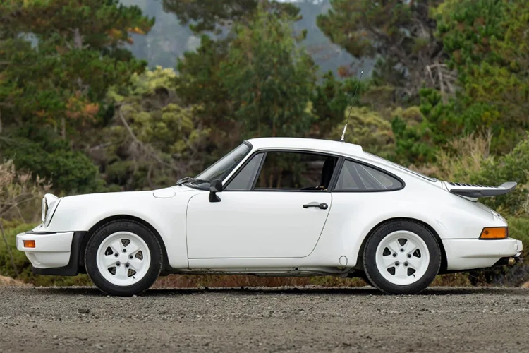 Điều đó thật tốt vì động cơ rõ ràng có khả năng tạo ra công suất 270 mã lực và toàn bộ chiếc xe này chỉ nặng 980 kg. Đáng chú ý, đây là chiếc SC/RS cuối cùng từng được chế tạo. Nó đã đua tại WRC Tour de Course năm 1984 và về đích ở vị trí thứ 14, cao nhất trong số tất cả các xe Porsche tham gia cuộc thi tại đó.