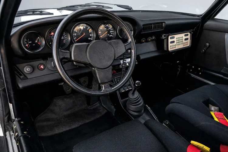 Với nhiều điều thú vị chẳng hạn như xe đua có thể chạy trên đường, hay hãy coi chiếc xe này là một trong những biến thể 911 mạnh mẽ nhất từng rời khỏi nhà máy Porsche ở Stuttgart và nó có thể là của bạn, miễn là bạn chấp nhận chi ra khoảng 3.000.000 USD (tương đương khoảng 70 tỷ đồng).