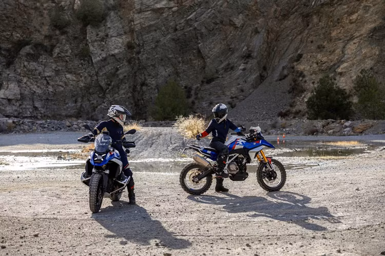 Niềm vui lái xe trên đường và địa hình là ưu tiên hàng đầu đối với chiếc BMW GS này.” Alexander Buckan, Trưởng bộ phận Thiết kế BMW Motorrad cho biết: “BMW Concept F450 GS mang DNA đặc trưng của gia đình GS.