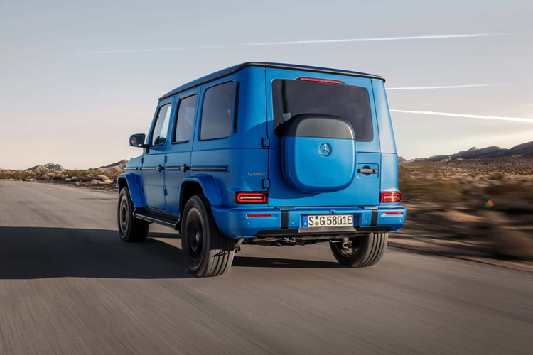 Gói trang bị nội thất Comfort cũng là tiêu chuẩn trên G580 Edition One với các thành phần như bộ giá để ly có thể chỉnh nhiệt độ, khởi động không cần chìa KEYLESS-GO, cửa sổ trời, dàn âm thanh vòm Burmester 3D và chức năng G-ROAR giả lập tiếng động cơ cũng như hiệu ứng khi ra/vào hay khởi động xe.