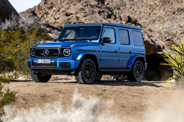 Chức năng này có thể giúp loại bỏ việc phải đánh lái qua lại nhiều lần trong phạm vi không gian hẹp. Người lái xe có thể kích hoạt G‑STEERING bằng cách nhấn nút tương ứng trên bộ điều khiển off-road khi cài đặt hộp số “D”, chương trình lái “Rock” được chọn và chế độ địa hình LOW RANGE được bật. Chức năng này hoạt động ở tốc độ tối đa 25 km/h.