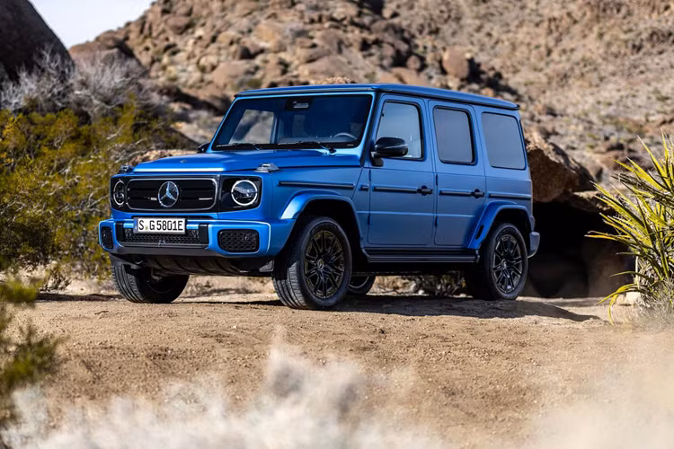 Chức năng này có thể giúp loại bỏ việc phải đánh lái qua lại nhiều lần trong phạm vi không gian hẹp. Người lái xe có thể kích hoạt G‑STEERING bằng cách nhấn nút tương ứng trên bộ điều khiển off-road khi cài đặt hộp số “D”, chương trình lái “Rock” được chọn và chế độ địa hình LOW RANGE được bật. Chức năng này hoạt động ở tốc độ tối đa 25 km/h.