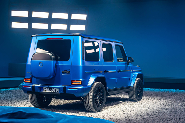 Để kích hoạt G-TURN, xe phải đứng yên trên bề mặt bằng phẳng, cửa đóng, bánh trước ở vị trí thẳng, bàn đạp phanh đang được nhấn, hộp số đang cài ở “D”, chọn chế độ địa hình LOW RANGE và chọn chương trình lái xe “Rock”. Sau đó người lái cần nhấn nút trên táp-lô và chọn hướng xoay bằng cách kéo và giữ lẫy chuyển số trên vô-lăng bên trái hoặc phải.