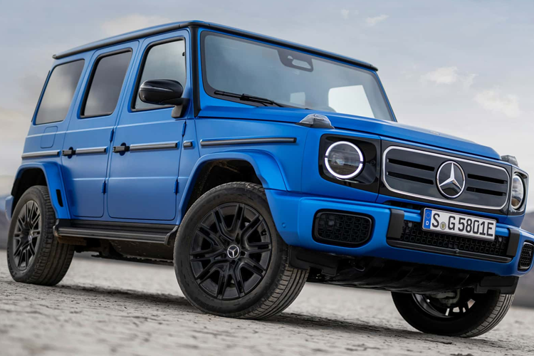 Tay nắm bảng táp-lô cho hành khách hàng phía trước được đính kèm huy hiệu Edition One. Ốp nội thất bằng sợi carbon trên xe cũng có họa tiết ánh xanh đặc biệt. Xe cũng trang bị nhiều tùy chọn tiện nghi như hệ thống âm thanh Burmester 3D Surround, chức năng ion hóa không khí, sạc không dây, ghế bơm hơi đa điểm Energizing…