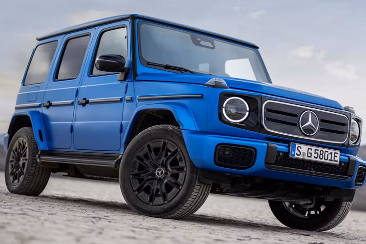 Tay nắm bảng táp-lô cho hành khách hàng phía trước được đính kèm huy hiệu Edition One. Ốp nội thất bằng sợi carbon trên xe cũng có họa tiết ánh xanh đặc biệt. Xe cũng trang bị nhiều tùy chọn tiện nghi như hệ thống âm thanh Burmester 3D Surround, chức năng ion hóa không khí, sạc không dây, ghế bơm hơi đa điểm Energizing…