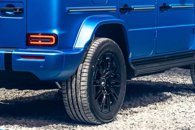 Mercedes-Benz G580 được trang bị 4 mô-tơ điện tại mỗi bánh, sản sinh công suất 587 mã lực và mô-men xoắn 1.164 Nm, có khả năng tăng tốc từ 0 lên 100 km/h trong 4,7 giây. Để so sánh, chiếc AMG G63 với gói nâng cấp hiệu năng AMG Performance Package có công suất 585 mã lực và mô-men xoắn chỉ 850 Nm, nhưng có thể tăng tốc từ 0 lên 100 km/h trong 4,3 giây.