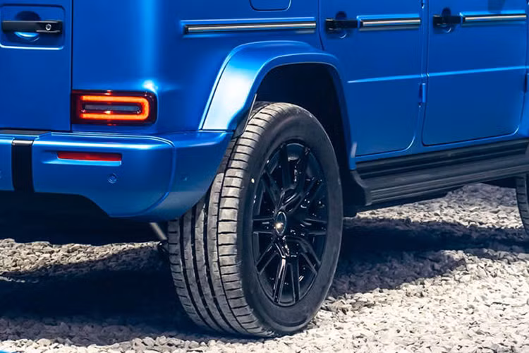 Mercedes-Benz G580 được trang bị 4 mô-tơ điện tại mỗi bánh, sản sinh công suất 587 mã lực và mô-men xoắn 1.164 Nm, có khả năng tăng tốc từ 0 lên 100 km/h trong 4,7 giây. Để so sánh, chiếc AMG G63 với gói nâng cấp hiệu năng AMG Performance Package có công suất 585 mã lực và mô-men xoắn chỉ 850 Nm, nhưng có thể tăng tốc từ 0 lên 100 km/h trong 4,3 giây.