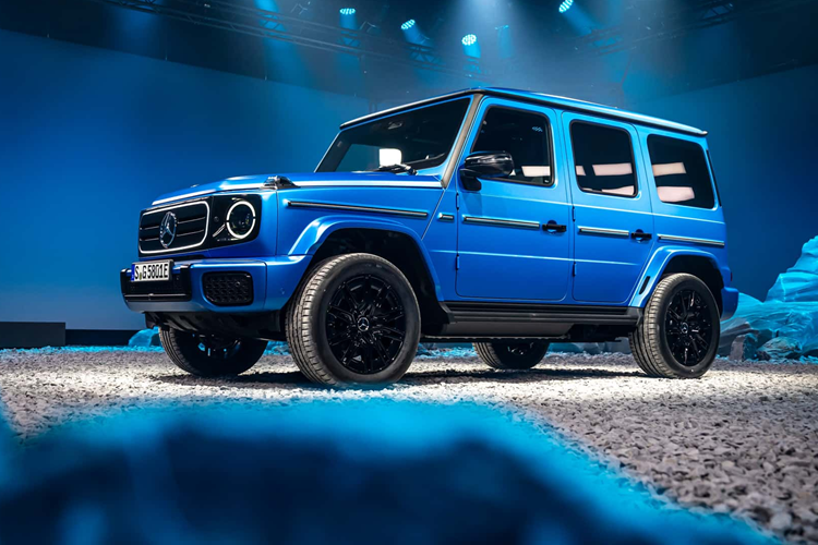 G-STEERING có thể giảm đáng kể vòng quay của G 580 khi lái xe địa hình hoặc trên các bề mặt gồ ghề. Điều này đạt được thông qua việc kiểm soát có chủ đích mô-men xoắn truyền đến các bánh dẫn động riêng lẻ, cụ thể là tại bánh phía trong ở cầu sau khi xe đang ôm cua.