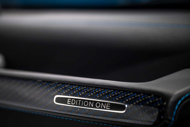 Mercedes-Benz G580 Edition One sở hữu gói trang bị nội thất Superior Line với bảng táp-lô và vô-lăng đa chức năng bọc da Nappa. Ghế ngồi trên xe được bọc da Nappa cao cấp với 2 phối màu tương phản bạc Silver Pearl và đen, đi kèm những đường chỉ trang trí tương phản màu xanh.