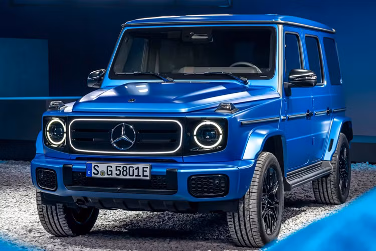 Tính năng này không chỉ khiến G580 nhìn rất ngoạn mục mà còn hữu ích khi lái xe vượt địa hình khó, chẳng hạn như khi gặp chướng ngại vật không thể vượt qua ở phía trước, thay vì lùi xe có thể gây nguy hiểm, giờ đây người lái chỉ việc cho G580 xoay về hướng ngược lại và lái thẳng thoát đi dễ dàng.