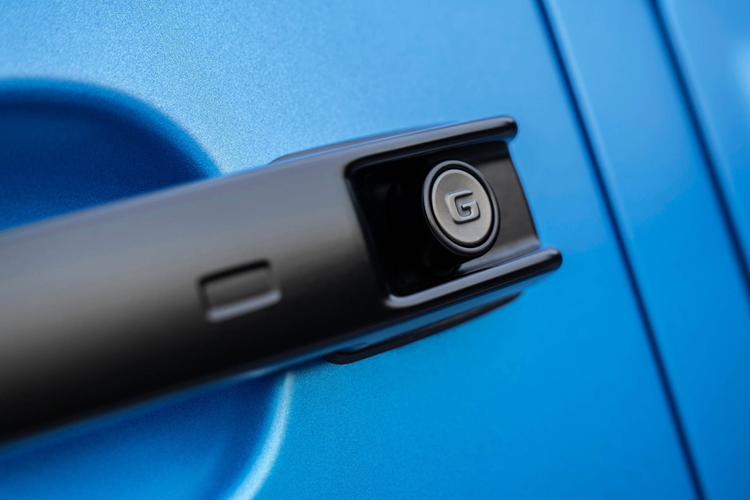 G-TURN là khả năng xoay tròn theo cả 2 hướng trái-phải và bằng cả 4 bánh khi xe đứng yên, với góc quay mặc định rất lớn lên đến 720 độ, người dùng có thể giới hạn xoay ở 90 độ để dễ kiểm soát chính xác hơn.