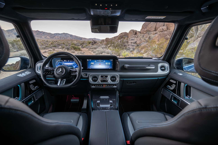 Nắp capo được làm nhô lên hơn so với phiên bản sử dụng động cơ đốt trong nhằm tối ưu khả năng khí động học. Lưới tản nhiệt bổ sung khả năng phát sáng nhằm phân biệt với các phiên bản sử dụng động cơ đốt trong. Phiên bản Edition One được trang bị sẵn bộ mâm thể thao khí động học 10 chấu kích thước 20 inch được sơn đen bóng, kẹp phanh trước và sau màu xanh.