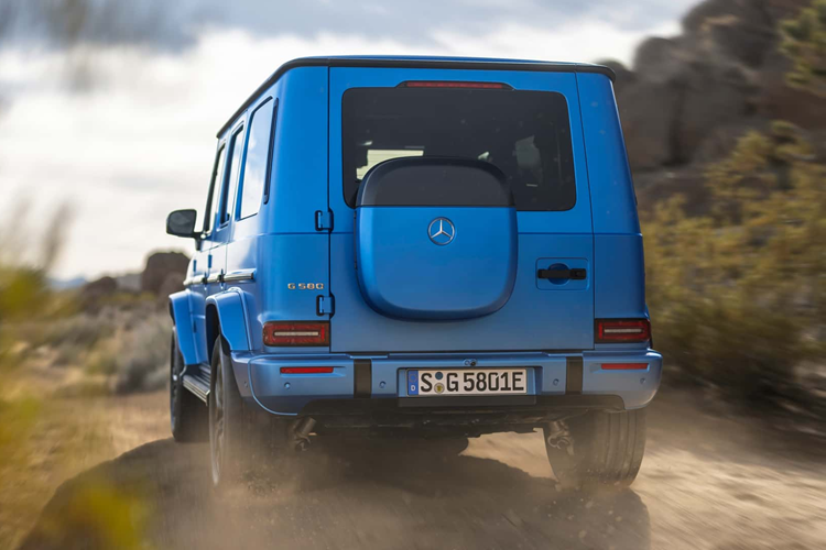 Mức giá xe Mercedes-Benz G580 Edition One khởi điểm tại Đức là 192.525 euro (tương đương hơn 5,3 tỷ đồng). Nếu như không cần đến những tính năng độc quyền của bản Edition One, khách hàng có thể chọn G 580 tiêu chuẩn với giá khởi điểm chỉ từ 142.622 Euro (tương đương 3,9 tỷ đồng).