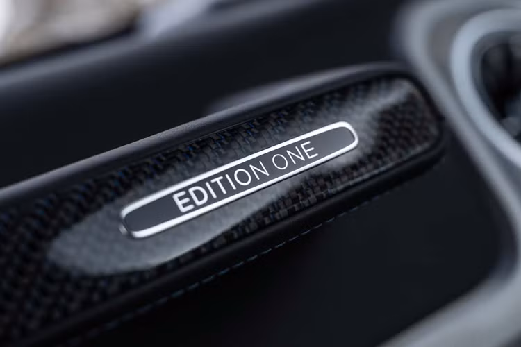 Thay thế cho vị trí treo bánh dự phòng là hộp dụng cụ “Design Box” được thiết kế nhỏ gọn, phù hợp với không gian đô thị. Người dùng có thể sử dụng để chứa các vật dụng nhỏ như cáp sạc, dây xích bánh xe mùa đông… Đặc biệt, G580 thuần điện còn có khe gió trên vòm bánh sau, giúp giảm hiện tượng không khí nhiễu động.