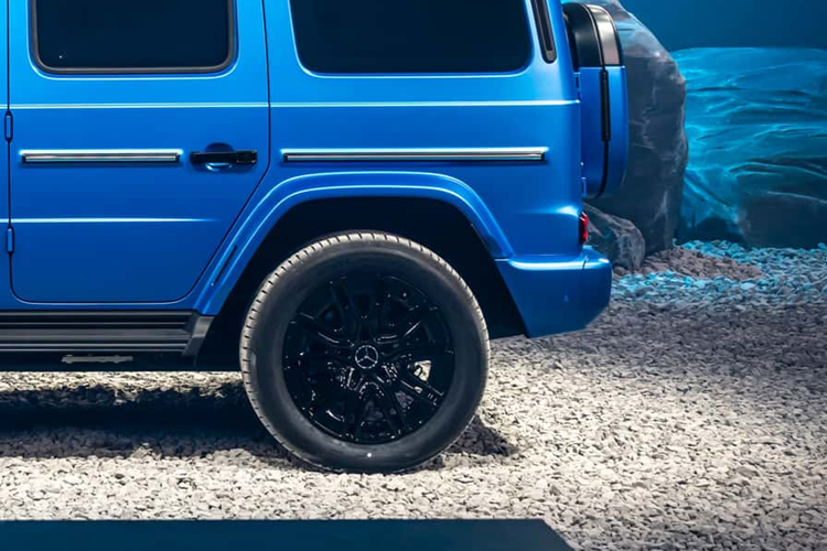 Vận tốc tối đa của G580 cũng chỉ giới hạn ở 180 km/h, thấp hơn hẳn so với 240 km/h của AMG G63. G580 được trang bị tiêu chuẩn bộ pin Lithium-ion, hệ thống treo cầu trước độc lập tay đòn kép, hệ thống treo cầu sau cứng kiểu DeDion, hệ dẫn động 4 bánh toàn thời gian.