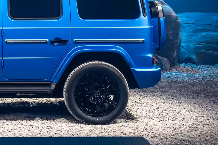 Vận tốc tối đa của G580 cũng chỉ giới hạn ở 180 km/h, thấp hơn hẳn so với 240 km/h của AMG G63. G580 được trang bị tiêu chuẩn bộ pin Lithium-ion, hệ thống treo cầu trước độc lập tay đòn kép, hệ thống treo cầu sau cứng kiểu DeDion, hệ dẫn động 4 bánh toàn thời gian.