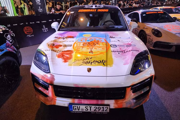 Vào ngày 14/9, lễ khai mạc Gumball Grid 3000 rất được giới mộ điệu mong chờ đã diễn ra tại cung đường trung tâm Lê Lợi ở quận 1, TP.HCM. Sự kiện này được gọi là “sàn diễn siêu xe đắt giá nhất hành tinh” bởi nó quy tụ 120 chiếc siêu xe, xe thể thao thuộc hàng đắt – hiếm – độc trên khắp thế giới.