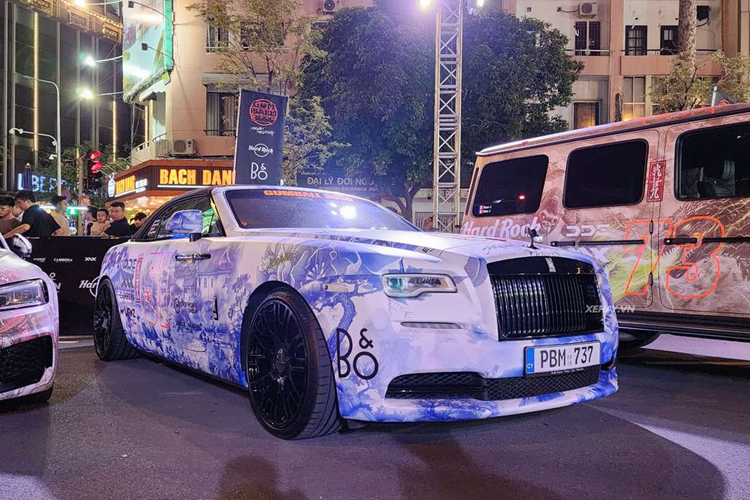 “Sàn diễn” siêu xe năm nay có sự góp mặt của 100 siêu xe, hypercar, xe thể thao, xe JDM, xe độ, xe cổ điển… Thêm vào đó là 20 xe của Chủ tịch cà phê Trung Nguyên – ông Đăng Lê Nguyên Vũ.