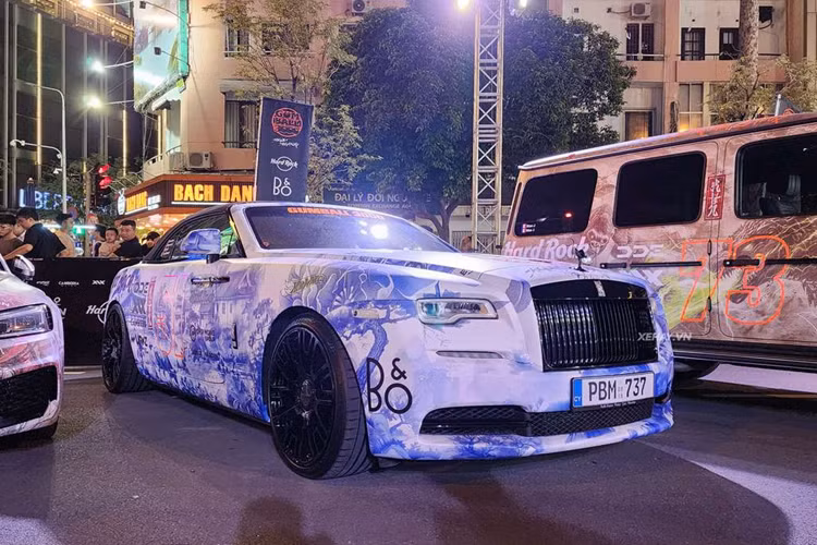 “Sàn diễn” siêu xe năm nay có sự góp mặt của 100 siêu xe, hypercar, xe thể thao, xe JDM, xe độ, xe cổ điển… Thêm vào đó là 20 xe của Chủ tịch cà phê Trung Nguyên – ông Đăng Lê Nguyên Vũ.