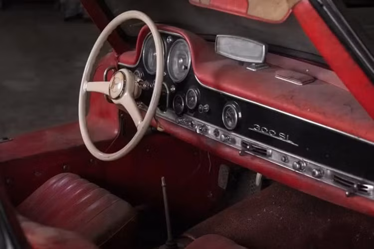 Điểm làm nên sự đặc biệt của Mercedes-Benz 300 SL chính là thiết kế cửa cánh chim "Gullwing" huyền thoại. Cấu hình này vẫn được hãng xe sang Đức sử dụng trên nhiều siêu xe hiện đại, bao gồm cả mẫu Mercedes-Benz SLS AMG nổi tiếng.