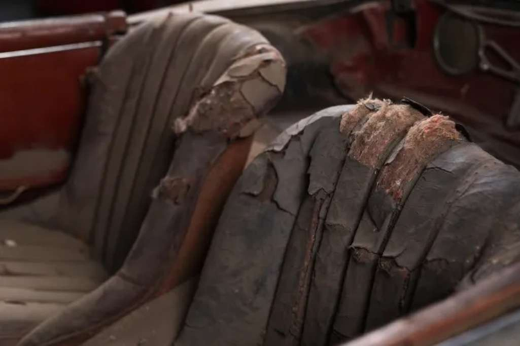 Theo tài liệu của Sotheby’s, chiếc Mercedes-Benz 300 SL từng thuộc sở hữu của huyền thoại Luigi Chinetti - tay đua người Ý đã ba lần vô địch giải Le Mans.