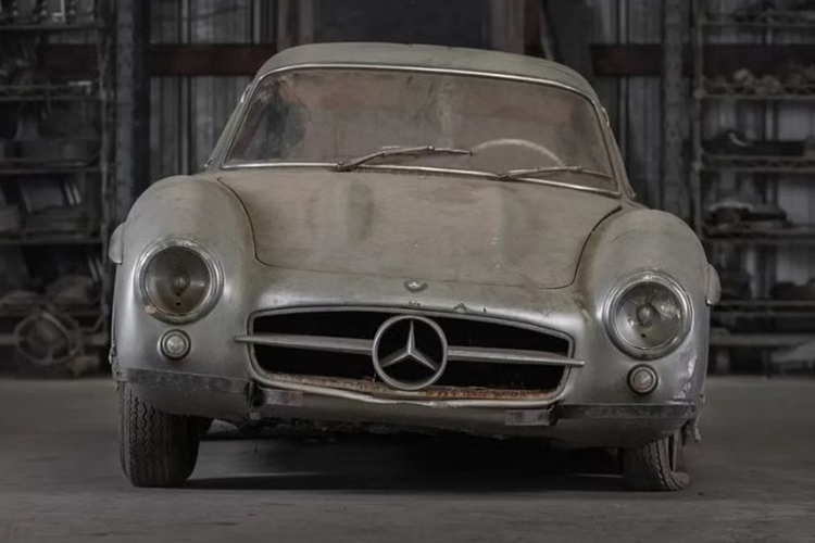 Không chỉ vậy, chiếc xe sắp được bán đấu giá còn là một trong số 29 Mercedes-Benz 300 SL có thân bằng nhôm siêu nhẹ. Có tên mã là W198, Mercedes-Benz 300SL được sản xuất với số lượng giới hạn 1.400 chiếc đối với phiên bản coupe từ năm 1954 - 1957 và 1.858 chiếc xe mui trần từ năm 1957 - 1963.
