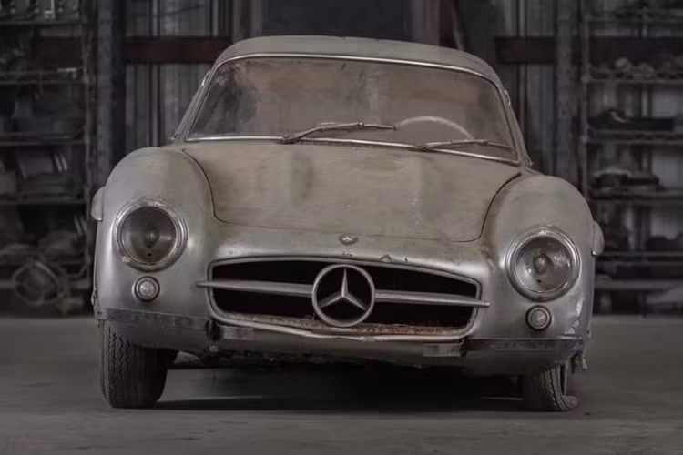 Không chỉ vậy, chiếc xe sắp được bán đấu giá còn là một trong số 29 Mercedes-Benz 300 SL có thân bằng nhôm siêu nhẹ. Có tên mã là W198, Mercedes-Benz 300SL được sản xuất với số lượng giới hạn 1.400 chiếc đối với phiên bản coupe từ năm 1954 - 1957 và 1.858 chiếc xe mui trần từ năm 1957 - 1963.