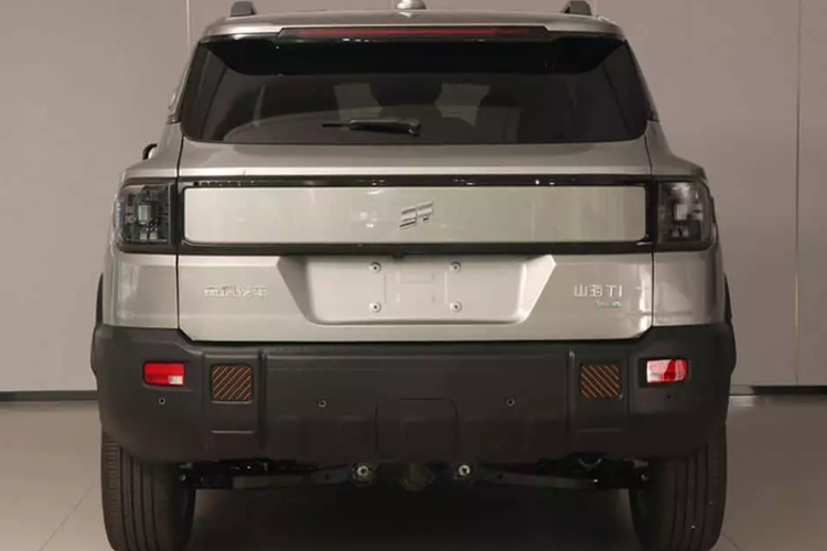 Hiện tại, dung lượng pin và thông số kỹ thuật của động cơ điện trên Jetour Shanhai T1 2024 vẫn chưa được tiết lộ. Các cấu hình khác bao gồm lưới tản nhiệt phía trước tùy chọn và thiết kế phía sau, vành xe, cửa sổ trời, khoang sau, móc kéo và đầu nối điện. Khả năng kéo là 1600 kg.