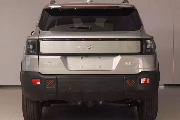 Hiện tại, dung lượng pin và thông số kỹ thuật của động cơ điện trên Jetour Shanhai T1 2024 vẫn chưa được tiết lộ. Các cấu hình khác bao gồm lưới tản nhiệt phía trước tùy chọn và thiết kế phía sau, vành xe, cửa sổ trời, khoang sau, móc kéo và đầu nối điện. Khả năng kéo là 1600 kg.