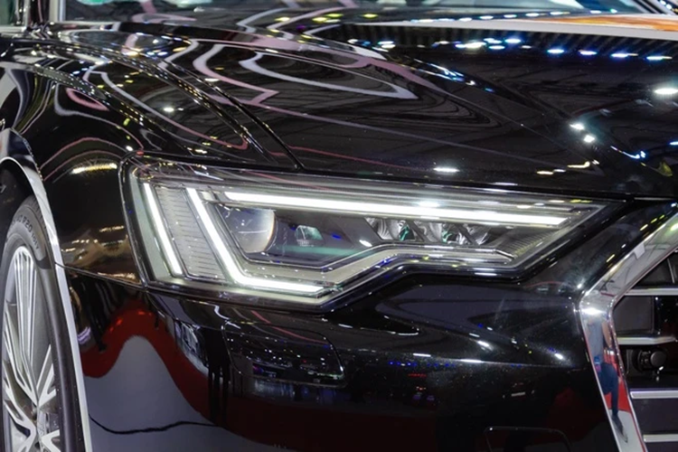 Những trang bị đáng chú ý khác của xe gồm có hàng ghế trước chỉnh điện, ghế lái nhớ vị trí, đi kèm hỗ trợ tựa lưng 4 chiều, hệ thống đèn viền nội thất, kết nối Bluetooth, kết nối điện thoại thông minh Apple Carplay/Android Auto, cổng sạc USB cho 2 hàng ghế, hệ thống âm thanh Audi,...